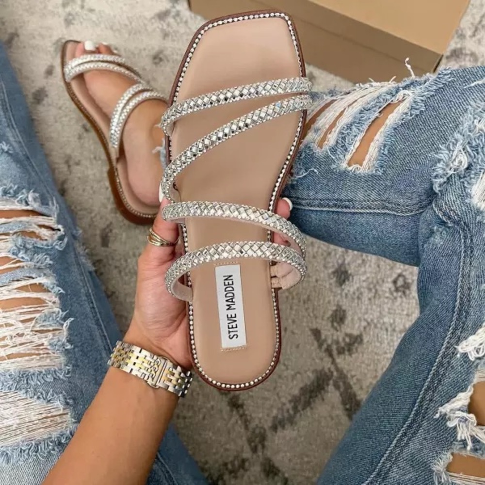 Flat sandal from Steve Madden, with rhinestones on the straps - Picture 3 of 3